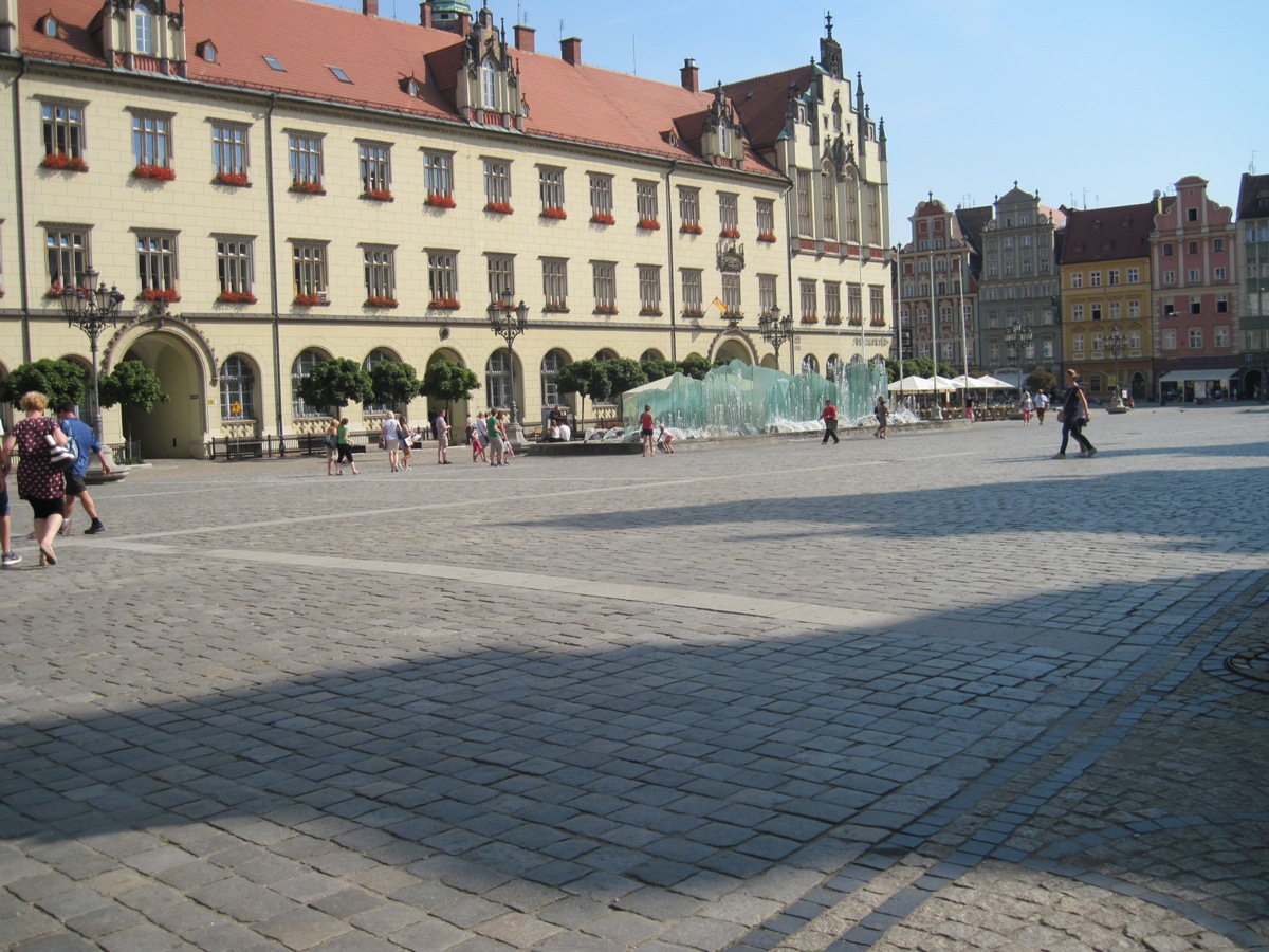 85-Breslavia-Altro angolo con la piazza (Rynek) e la fontana